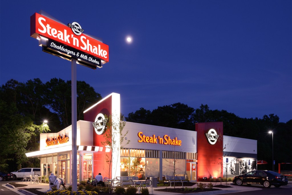 A Steak 'n Shake restaurant with a sign